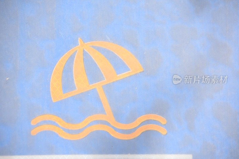 海滩标志上的遮阳伞