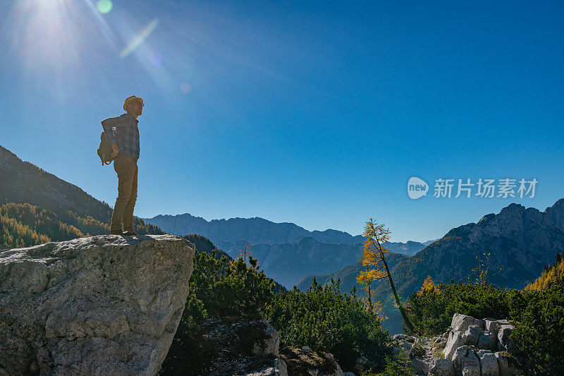 年轻的成年人徒步旅行，享受令人惊叹的风景，朱利安阿尔卑斯山，戈伦斯卡，欧洲斯洛文尼亚