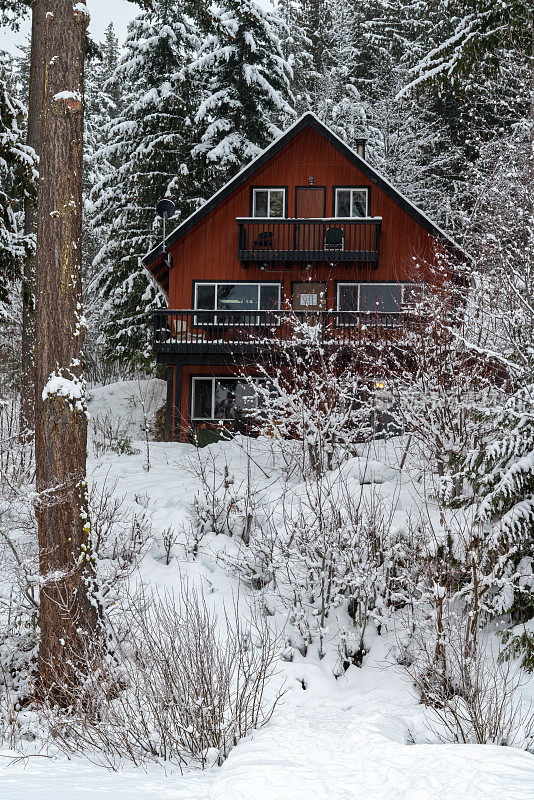 冬天山里的小屋