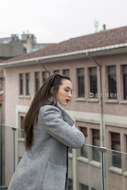 年轻的俄罗斯女子在土耳其伊斯坦布尔卡拉科伊的屋顶摆姿势