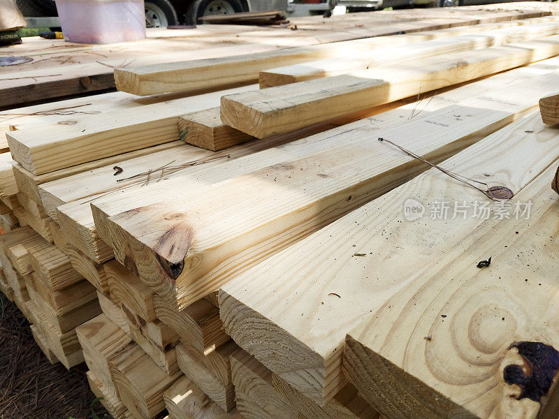 建筑工地堆积的木材。