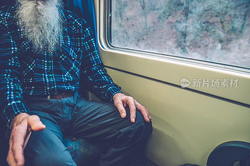 一个老人的特写与白胡子旅行的火车在欧洲