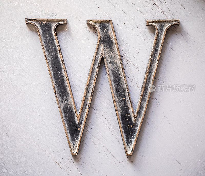 金属字母W