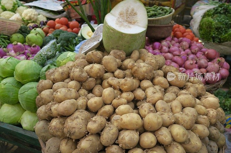 印度的市场摊位上陈列着卷心菜、萝卜和土豆