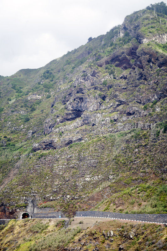 乡村公路和隧道入口。高山景。