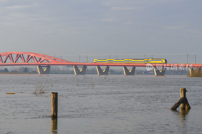Hanzeboog火车桥位于荷兰Zwolle附近被洪水淹没的IJssel河上