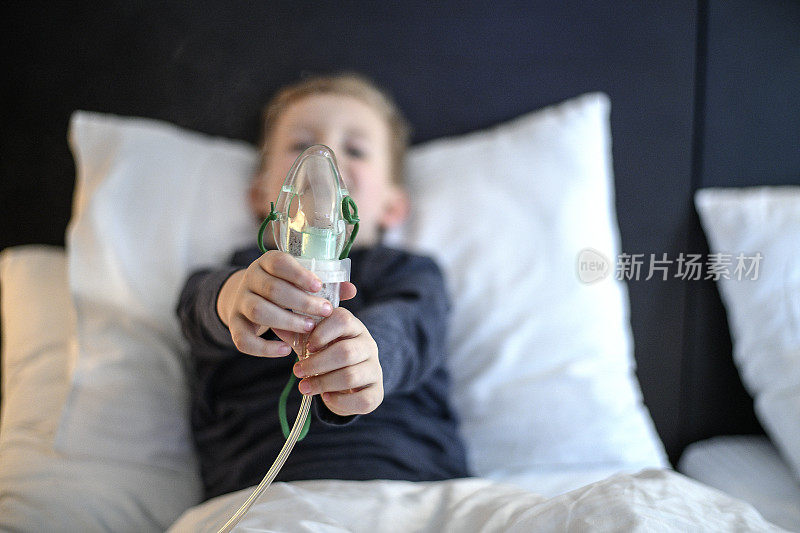 小男孩在吸入治疗中使用喷雾器