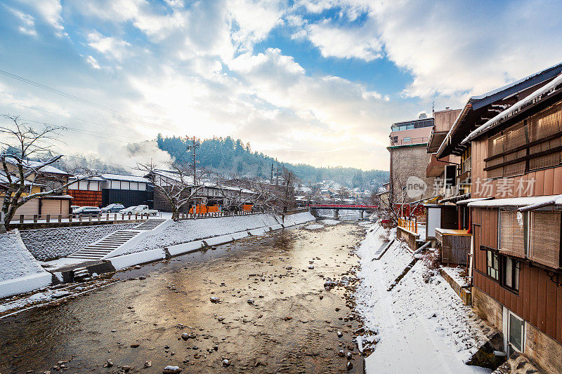 雪山村日出与红色木桥和小溪，日本