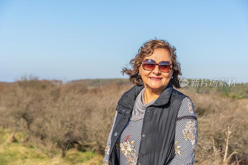 年长西班牙妇女肖像在农村