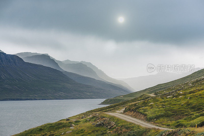 冰岛的砾石路，Fjardardalur山谷和Mjoifjordur峡湾