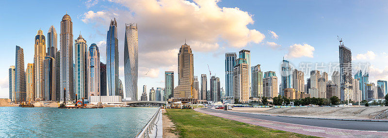 迪拜滨海商业城市的天际线和建筑快速增长