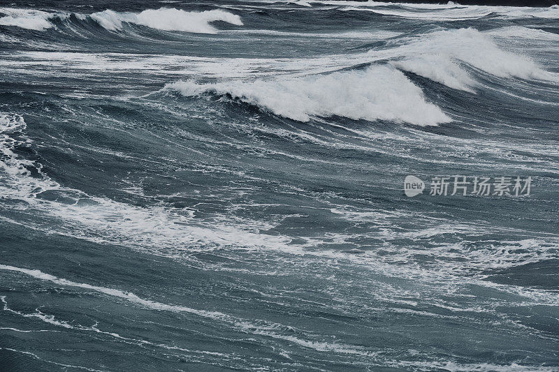 六月的暴风雨中，康沃尔的纽基湾海面波涛汹涌。
