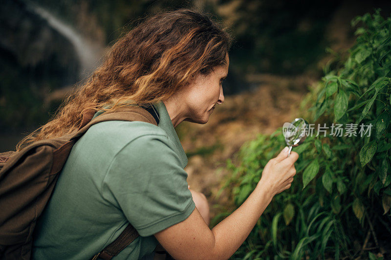 探索户外植物的女性生物学家