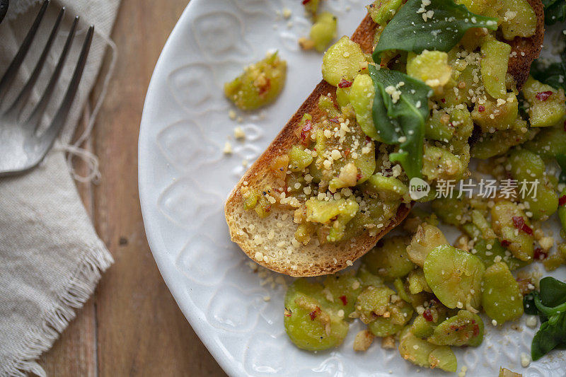 自制健康早餐:辣烤蚕豆和烤面包