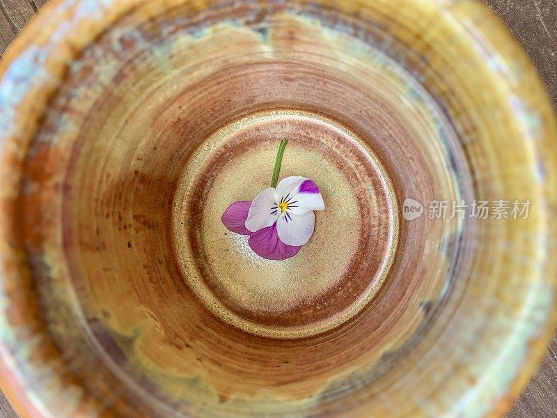 陶器和花