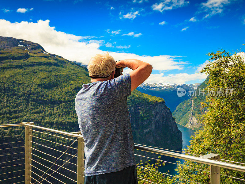 游客拍照的峡湾景观，挪威