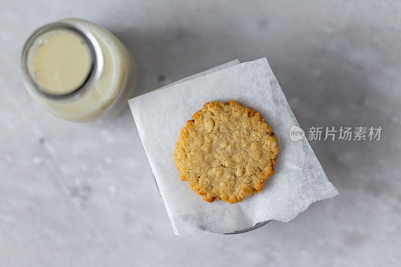 素食健康鹰嘴豆饼干在白色背景与复制空间