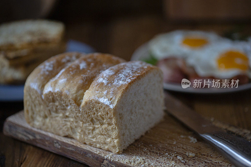 自制健康早餐:面包、煎蛋和培根