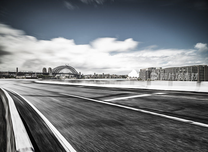 运动模糊高速公路与悉尼海港大桥的背景