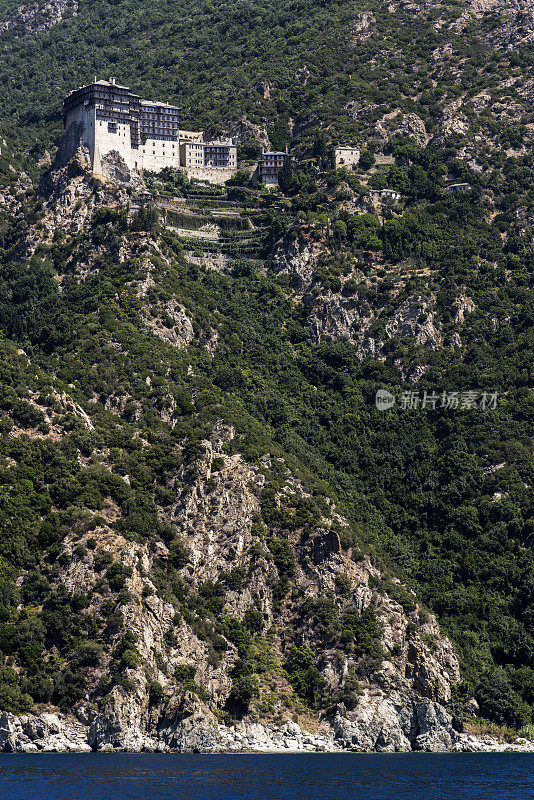 希腊阿索斯的哈尔基迪基，从海上俯瞰Simonopetra修道院