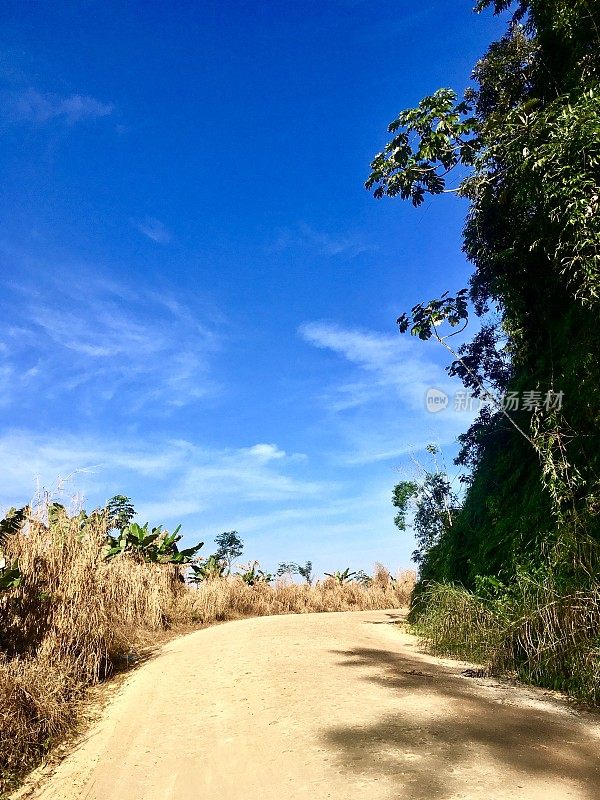 土路的角落与蓝天的背景