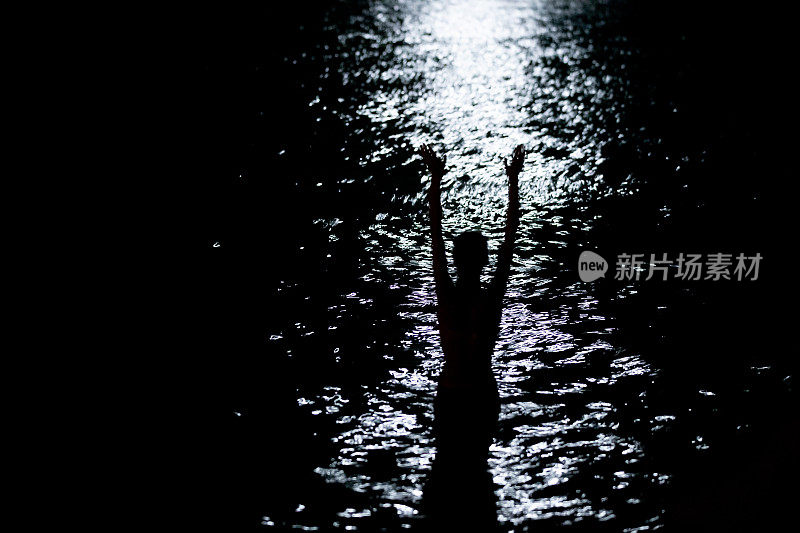 月圆之夜水中女性的剪影