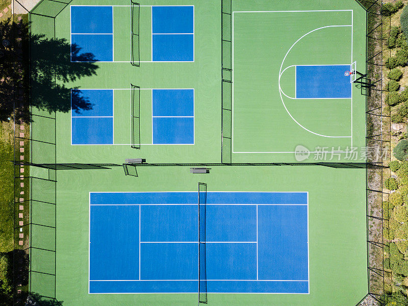 绿色和蓝色网球篮球场