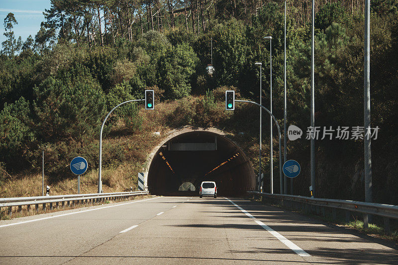 多车道公路隧道