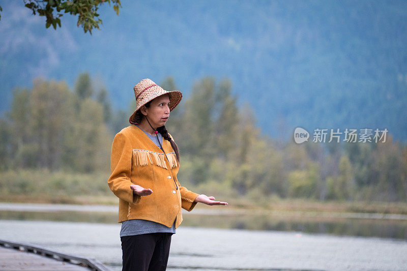 土著加拿大妇女祝福水