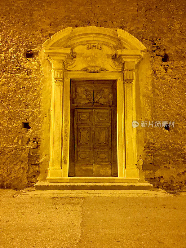 晚上在托斯卡纳的利沃诺，威尼斯区的圣卡特琳娜教堂门口