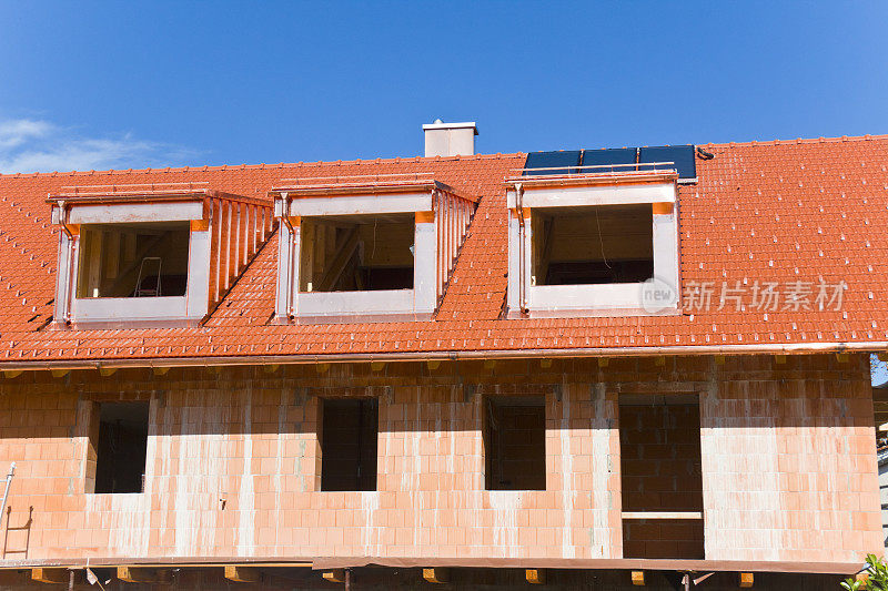 建筑工地的现代低能源住宅，太阳能系统和天窗由铜