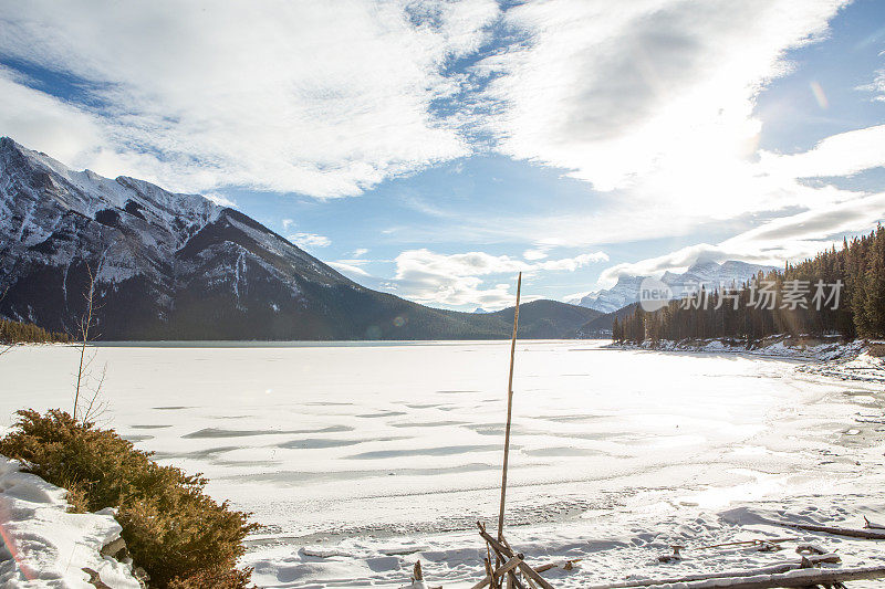 加拿大班夫国家公园冬天结冰的湖