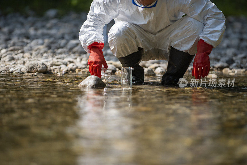 科学家检查有毒的水样本