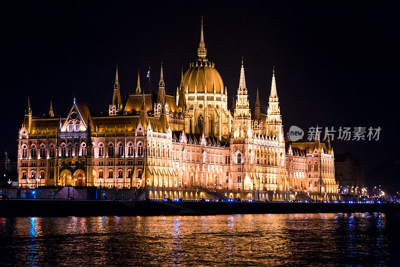 匈牙利首都布达佩斯，多瑙河上的匈牙利国会大厦在夜晚灯火通明