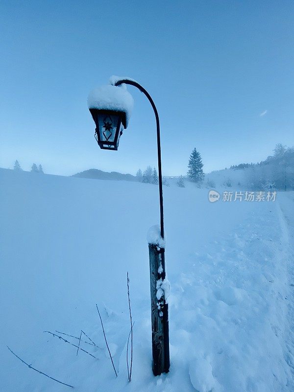 路灯被雪覆盖