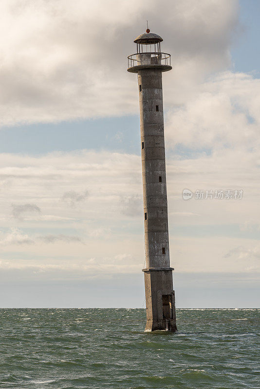 波罗的海中倾斜的灯塔。基普萨尔，哈里莱德，萨aremaa，爱沙尼亚，欧洲。