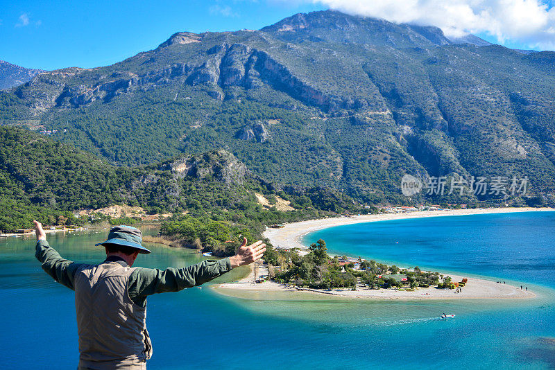 欣赏风景的摄影师。Ölüdeniz来自土耳其Fethiye。