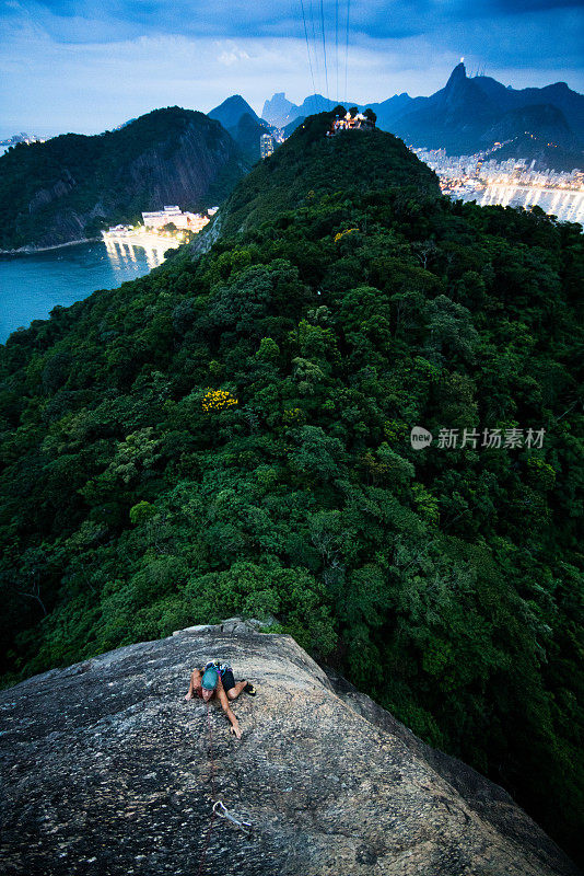 专注和积极的年轻女性攀岩者在巴西