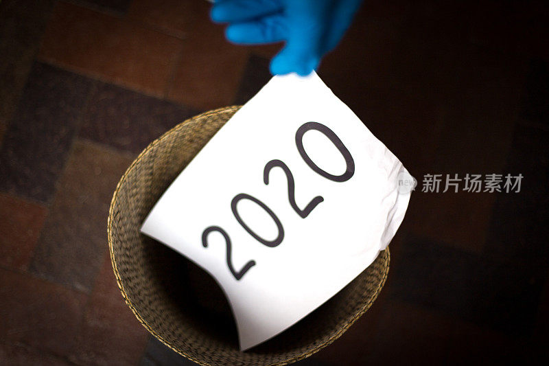 戴着手套往废纸篓里扔“2020”，拷贝空间