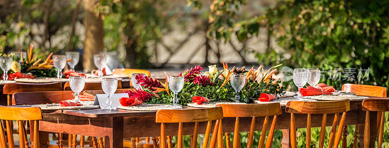 热带花卉婚礼餐桌与地方设置