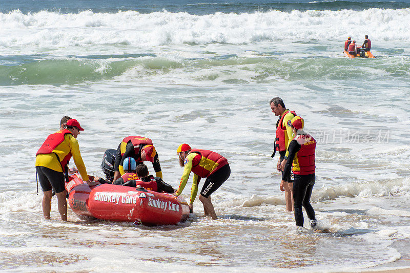 澳大利亚克罗努拉正在进行冲浪救生训练。澳大利亚新南威尔士州万达海滩，一艘冲浪救援船被船员包围。