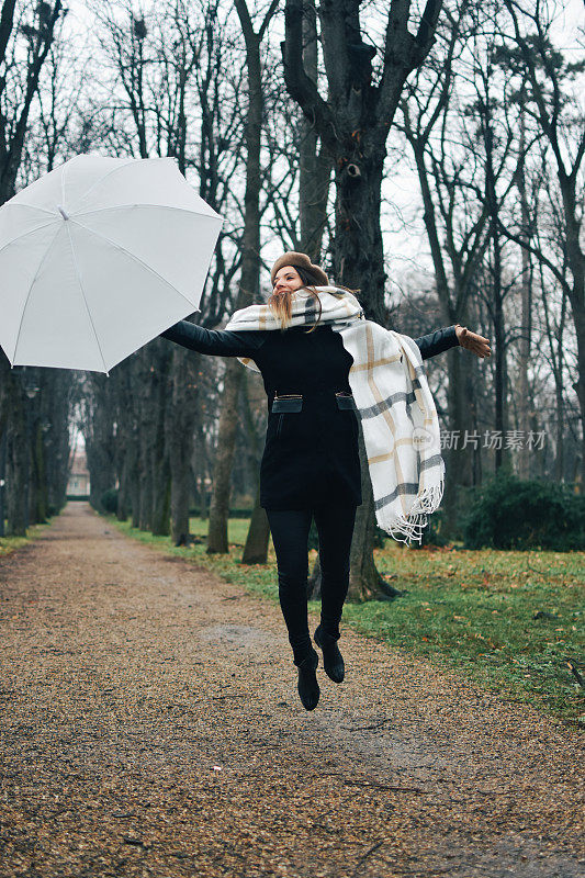 美丽的年轻女子享受着雨天