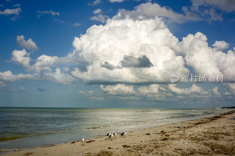 墨西哥湾尤卡坦海岸暴风雨后的天空