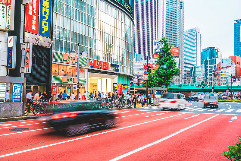 这是一条主要街道，两旁都是电子商店和百货商店