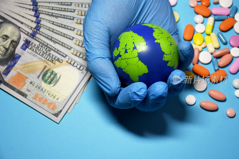 世界上的医药成本，医生手里拿着全球的药丸和美元