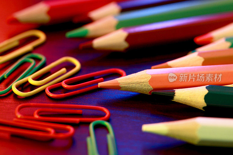 彩色铅笔和回形针