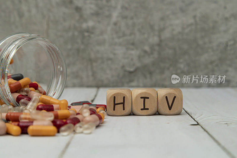 HIV写在正方体木块上。