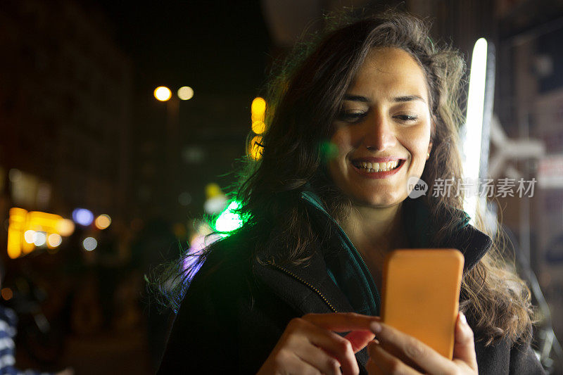 一个年轻女人晚上在街上走