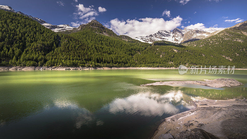 日落时分的Ceresole湖在阿尔卑斯风景-大天堂-意大利