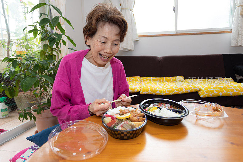 吃外卖食品的日本妇女